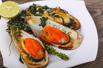 Baked mussels with spinach
