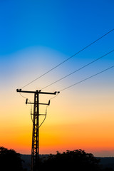 Gittermast gegen Nachtmimmel mit Fabverlauf blau orange
