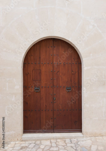 "Holz Tür Braun mit Stein Bogen Haus Eingang" Stockfotos und
