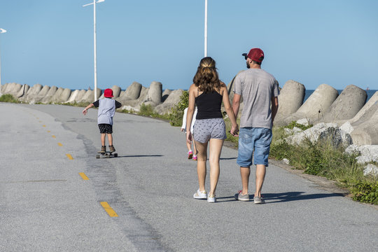 familia reunida praticando esporte 
