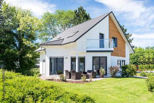 "Einfamilienhaus, Wohnhaus mit Garten " Stockfotos und lizenzfreie