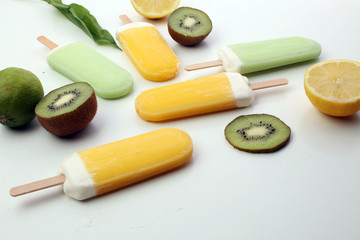 Homemade popsicles with kiwi and lemon