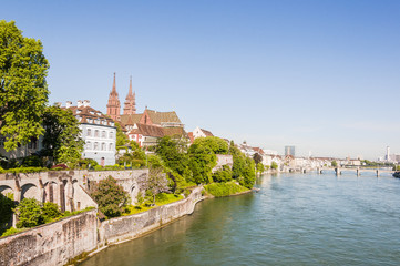 Obraz premium Basel, Basel-Stadt, Stadt, Altstadt, Rhein, Rheinufer, Münster, Kirche, Rheinbrücke, Grossbasel, Fähre, Sommer, Frühling, Schweiz
