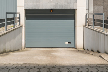 Graues Tor einer Tiefgarage