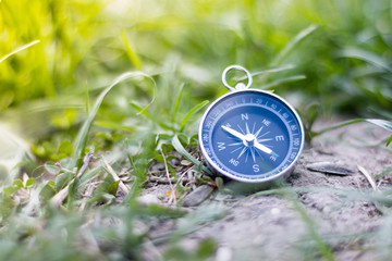 Kompass liegend im Gras