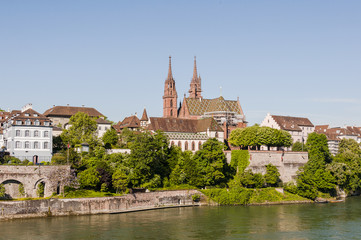 Obraz premium Basel, Basel-Stadt, Stadt, Altstadt, Münster, Kirche, Pfalz, auf der Pfalz, Rhein, Rheinufer, Uferweg, historische Häuser, Frühling, Sommer, Schweiz