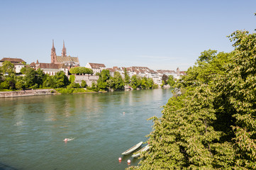 Fototapeta premium Basel, Stadt, Basel-Stadt, Altstadt, Rhein, Rheinufer, Münster, Kirche, Pfalz, Rheinschifffahrt, Altstadthäuser, Frühling, Sommer, Grossbasel, Kleinbasel, Schweiz