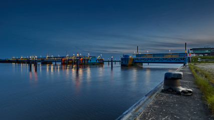 Ostfriesiche Landschaften, das Emssperrwerk in Gandersum, die blaue Stunde