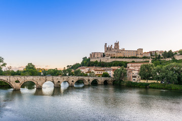Pont Vieux et la cathédrale Saint-Nazaire à Béziers, Hérault en Occitanie, France