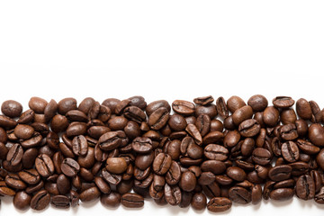 braune Kaffeebohnen auf weiß