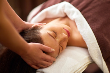 Obraz na płótnie Canvas woman having head massage at spa