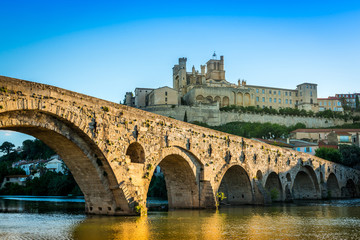 Fototapeta na wymiar Pont Vieux et la Cathédrale Saint-Nazaire à Béziers, Hérault, Occitanie en France