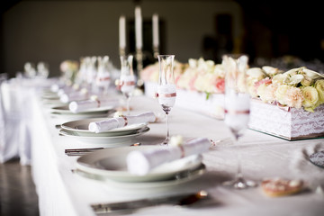Exquisitely decorated wedding table with bouquet of roses