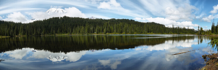 Fototapeta premium Scenic view of Mount Rainier reflected in reflection lakes