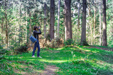 Obraz premium Photographer in the forest