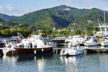 Fototapeta na wymiar Blick aus dem Hafen von Policastro Richtung San Cristoforo