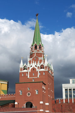 Mosca, 29/04/2017: la Torre Troitskaya (Torre della Trinità), costruita nel 1495-1499 dall'architetto italiano Aloisio da Milano vista dai mattoni rossi delle mura del Cremlino