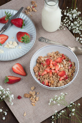Müsli mit frischen Erdbeeren und weißer Schokolade
