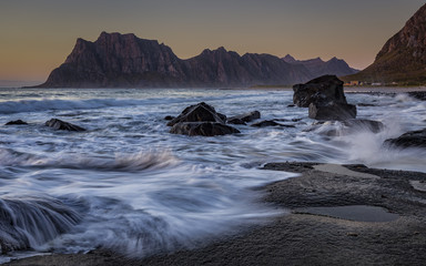 Obraz premium Uttakleiv bei Sonnenuntergang Lofoten