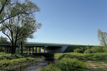 wiadukt nad rzeką