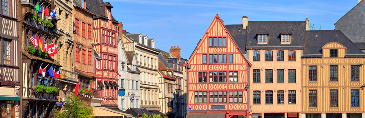 Rouen, vieilles maisons de la place du vieux marché, Normandie - obrazy, fototapety, plakaty