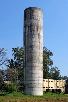 Zylinderförmiger Wasserturm aus Betonringen am Vidya Path in Chandigarh, Indien