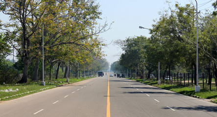Fototapeta premium Chandigarh, die autogerechte Stadt: lineare Schnellstraße Uttar Marg 