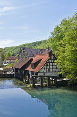 Obraz premium Blautopf mit historischer Hammerschmiede