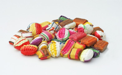 bunte Bonbons auf weissem Hintergrund