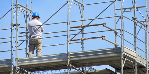 uomo al lavoro sul cantiere edile