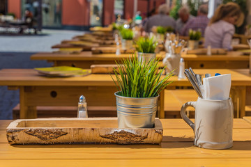 Tischgedeck im Biergarten