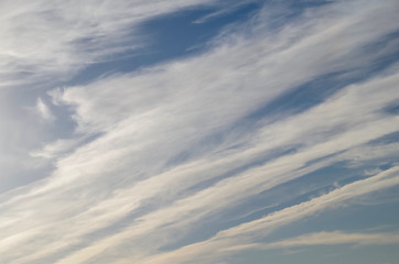 Obraz premium Lines of clouds in the evening sky.