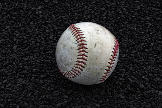 baseball auf dunklen schotter