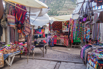 PISAC, PERU - MAY 22, 2015: Famous indigenous market in Pisac, Sacred Valley of Incas, Peru. - obrazy, fototapety, plakaty