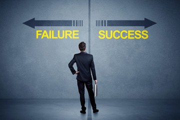 Obraz premium Businessman standing in front of success and failure arrow concept