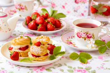 Cream puffs with berries