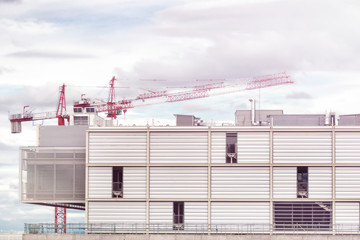 Naklejka premium Crane and building construction site against blue sky.