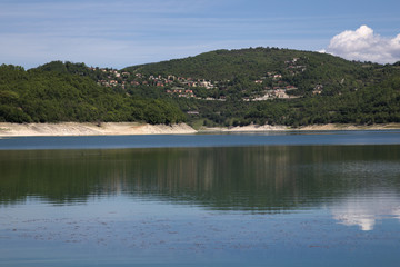 Fototapeta na wymiar lago del turano, rieti, panorama, veduta del lago