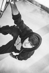 hombre joven saltando en la azotea al atardecer