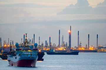 Zelfklevend Fotobehang Onderzoeks- en vrachtschepen voor de kust van Singapore Petroleum Refinery © David Gn