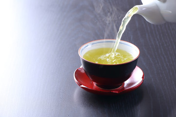 緑茶を注ぐ