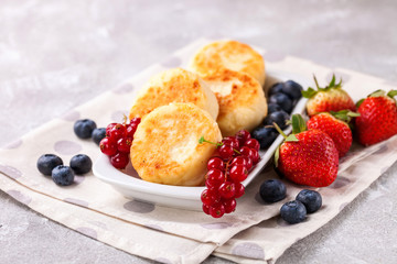 Cottage cheese pancakes with berries. Selective focus. Russian cheesecakes. Copy space