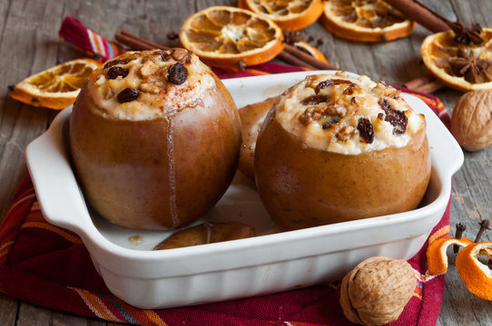 Baked apples with cinnamon and walnuts