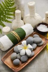 Fotobehang Samenstelling van bad spa-behandeling op grijze achtergrond © Mee Ting