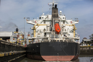 Obraz premium ship going through Locks at Panama Canal