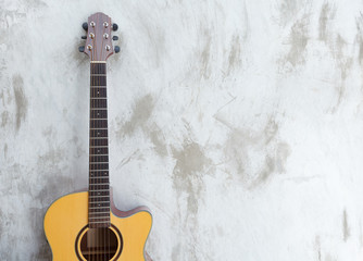 Naklejka premium acoustic guitar on loft background with copy space