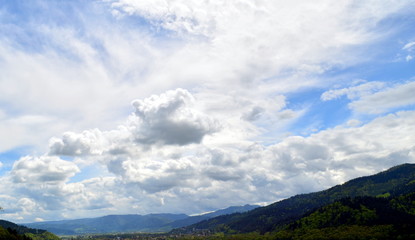 Fototapeta na wymiar Schwarzwaldpanorama unter Wolken