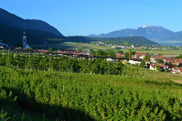 Fototapeta na wymiar Inntall mit Berglandschaft in Österreich