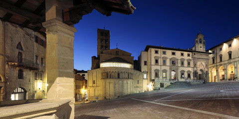 Arezzo, Piazza Grande con la Pieve di S Maria, Palazzo Pretorio al centro e Palazzo delle Logge di Vasari.