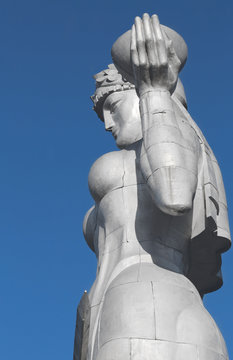 Aluminium statue of a woman in traditional Georgian attire - Huge Kartvlis Deda (or Kartlis Deda)